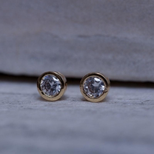 BRINCO PONTO DE LUZ CRISTAL COM BORDA BANHO OURO 18K