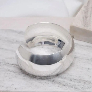 BRACELETE LARGO ABAULADO LISO BANHO PRATA