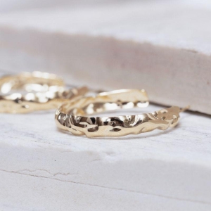 BRINCO ARGOLA AMASSADA BANHO OURO 18K