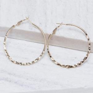 BRINCO ARGOLA AMASSADA BANHO OURO 18K