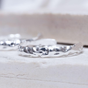 BRINCO ARGOLA AMASSADA BANHO PRATA