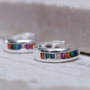 BRINCO ARGOLA COM ZIRCÔNIAS NAVETE COLORIDAS BANHO PRATA