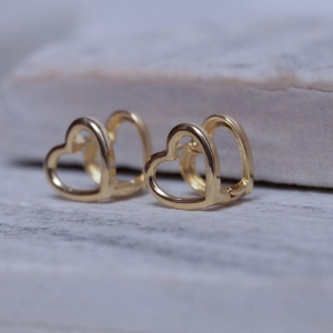 BRINCO ARGOLA CORAÇÃO P DUPLO VAZADO BANHO OURO 18K