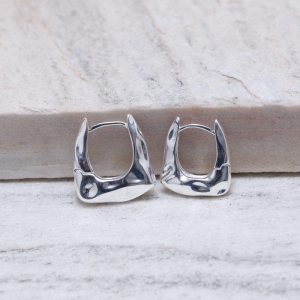 BRINCO ARGOLA G RETANGULAR AMASSADA BANHO PRATA