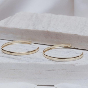 BRINCO ARGOLA LARGA LISA BANHO OURO 18K