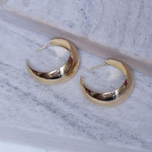 BRINCO ARGOLA LISA LARGA G BANHO OURO 18K