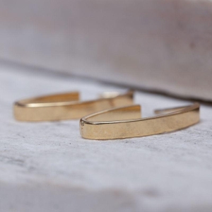 BRINCO ARGOLA OVAL ACHATADA BANHO OURO 18K