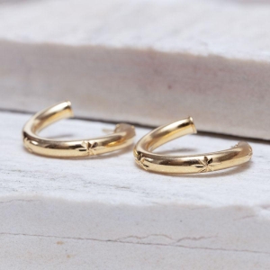 BRINCO ARGOLA RETORCIDA DIAMANTADA BANHO OURO 18K