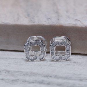 BRINCO ARGOLA QUADRADA VIRGINIA COM ZIRCÔNIAS NAVETE BANHO PRATA