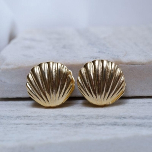 BRINCO CONCHA LISA BANHO OURO 18K