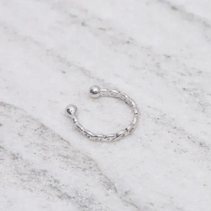 BRINCO FAKE ARGOLA TRABALHADA P BANHO RÓDIO BRANCO