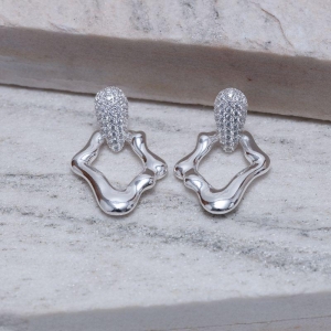 BRINCO ORGÂNICO COM BASE CRAVEJADA BANHO PRATA