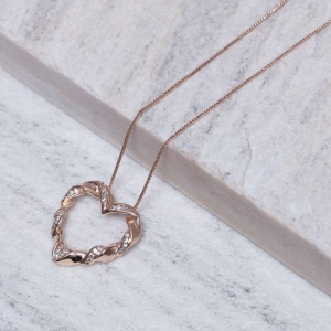 COLAR CORAÇÃO TORCIDO COM ZIRCÔNIAS BANHO ROSÉ