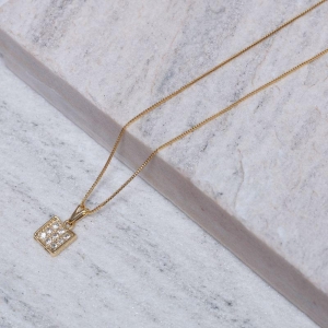 COLAR PINGENTE QUADRADO COM ZIRCÔNIAS BANHO OURO 18K