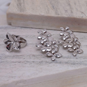 CONJUNTO BRINCO E ANEL FLOR LISOS BANHO RÓDIO BRANCO