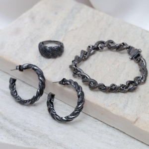 CONJUNTO BRINCO, ANEL E PULSEIRA COM ZIRCÔNIAS NEGRAS BANHO RÓDIO NEGRO