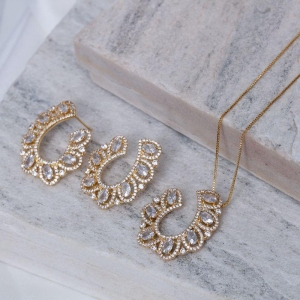 CONJUNTO CRAVEJADO COM ZIRCÔNIAS CRISTAIS BANHO OURO 18K