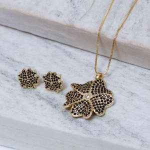 CONJUNTO FLOR DE AZALÉIA PRETO BANHO OURO 18K