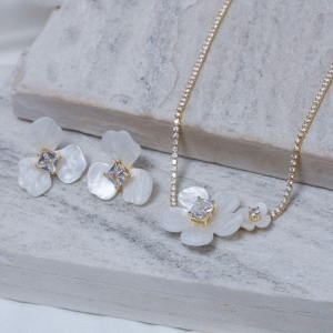 CONJUNTO FLOR LÍRIO BRANCO BANHO OURO 18K