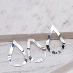 CONJUNTO GOTA GRANDE VAZADA BANHO PRATA