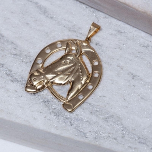 PINGENTE FERRADURA E CAVALO BANHO OURO 18K