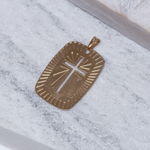 PINGENTE PLAQUINHA CRUZ TRABALHADA BANHO OURO 18K
