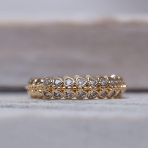 ANEL CORAÇÕES COM BOLINHAS DIAMANTADAS BANHO OURO 18K