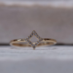 ANEL LOSANGO CRAVEJADO BANHO OURO 18K