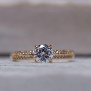ANEL SOLITÁRIO CRISTAL CRAVEJADO BANHO OURO 18K