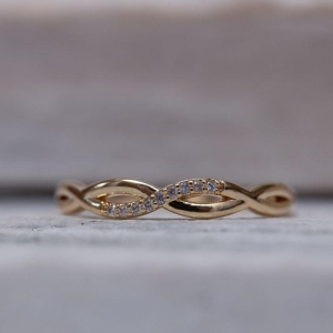 ANEL TORCIDO CRAVEJADO BANHO OURO 18K