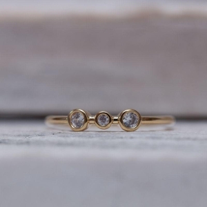 ANEL TRÊS BOLINHAS CRISTAIS BANHO OURO 18K