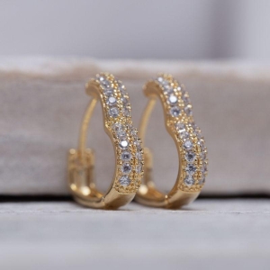BRINCO ARGOLA CORAÇÃO G CRAVEJADA BANHO OURO 18K