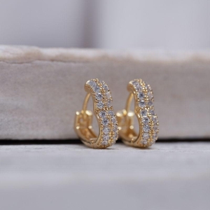BRINCO ARGOLA CORAÇÃO P CRAVEJADA BANHO OURO 18K