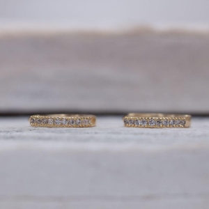 BRINCO ARGOLA FINA COM ZIRCÔNIAS CRISTAIS BANHO OURO 18K