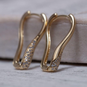 BRINCO ARGOLA ORGÂNICA CRAVEJADA BANHO OURO 18K