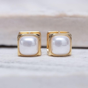 BRINCO ARGOLA QUADRADA COM PÉROLA BANHO OURO 18K