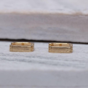BRINCO ARGOLA QUADRADA RISCADA BANHO OURO 18K