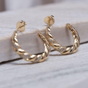 BRINCO ARGOLA TORCIDA COM ZIRCÔNIAS BANHO OURO 18K