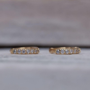 BRINCO ARGOLINHA PP COM ZIRCÔNIAS BANHO OURO 18K