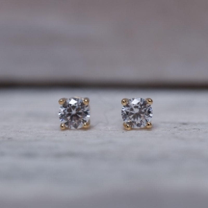BRINCO PONTO DE LUZ 4 GARRAS BANHO OURO 18K