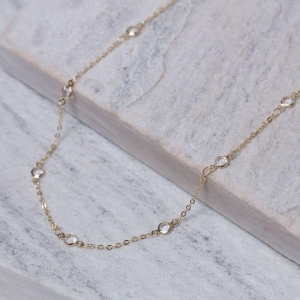 CHOKER COM PEDRINHAS CRISTAIS BANHO OURO 18K