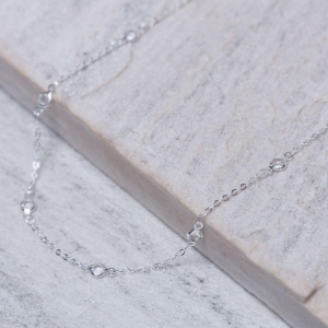 CHOKER COM PEDRINHAS CRISTAIS BANHO PRATA