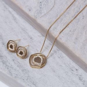CONJUNTO ORGÂNICO COM ZIRCÔNIAS BANHO OURO 18K