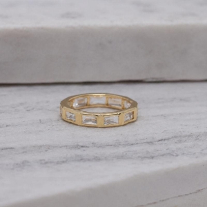 ANEL QUADRADOS CRISTAIS BANHO OURO 18K