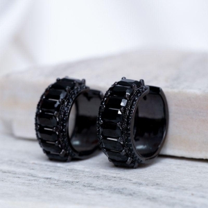 BRINCO ARGOLA COM PEDRA NEGRAS BANHO RÓDIO NEGRO