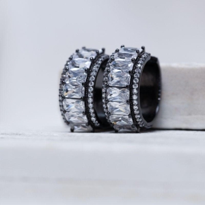 BRINCO ARGOLA COM PEDRAS CRISTAIS BANHO RÓDIO NEGRO