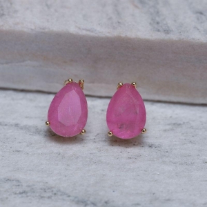 BRINCO GOTA COM PEDRA PINK BANHO OURO 18K