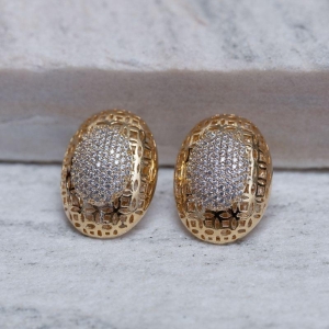 BRINCO OVAL CRAVEJADO BANHO OURO 18K