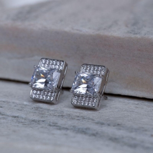 BRINCO RETÂNGULO COM PEDRA CRISTAL BANHO RÓDIO BRANCO