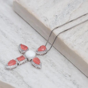 COLAR CRUZ COM PEDRAS SALMÃO BANHO RÓDIO BRANCO